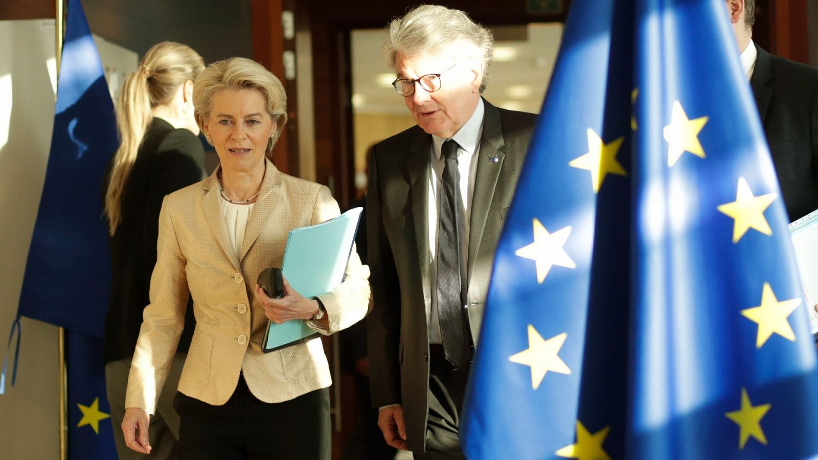 La presidenta de la Comisión Europea, Ursula von der Leyen, y el comisario de Mercado Interno, Thierry Breton, en Bruselas, el 28 de septiembre de 2022. EFE/EPA/OLIVIER HOSLET