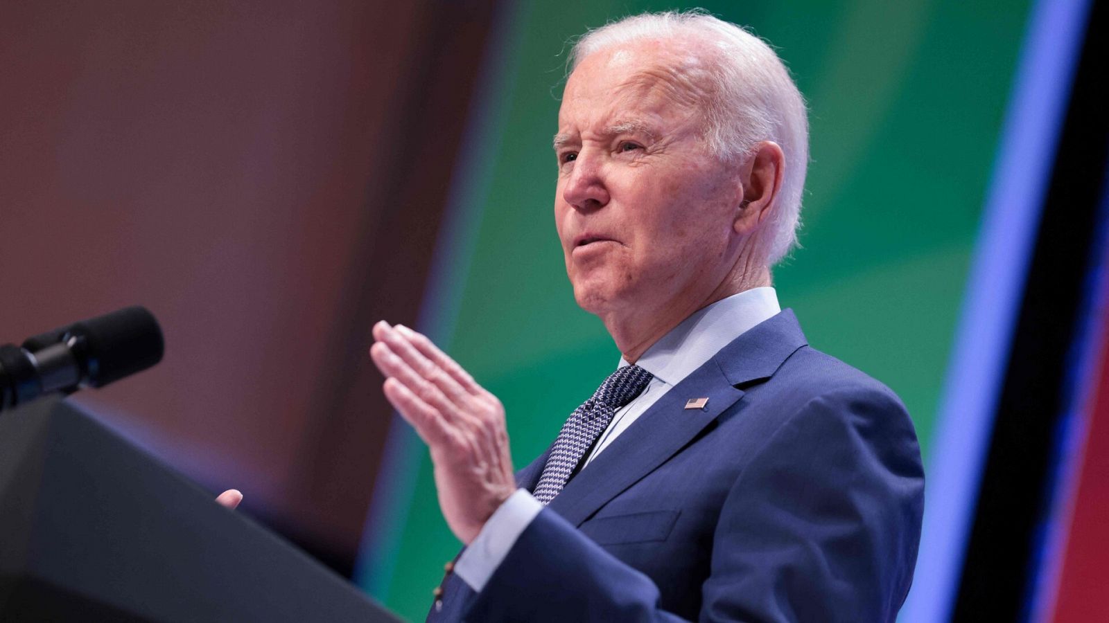 Biden se confunde al buscar en un acto a una congresista republicana fallecida