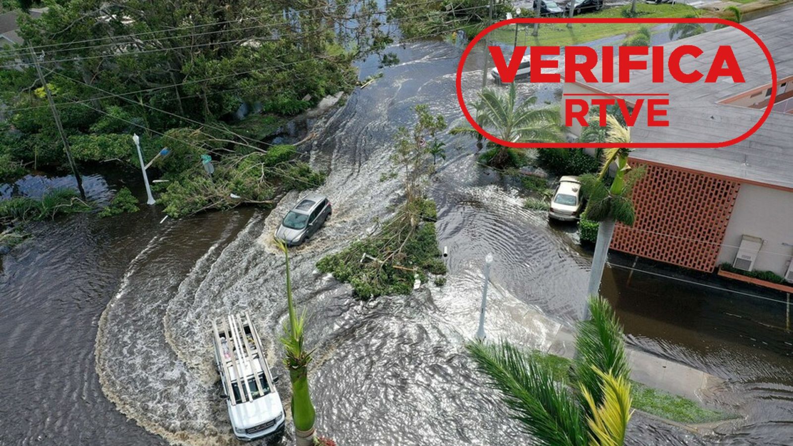 En esta vista aérea, los vehículos se abren paso por un área inundada tras el paso del huracán Ian el 29 de septiembre, 2022 en Font Myers, Florida. Con el sello VerificaRTVE.