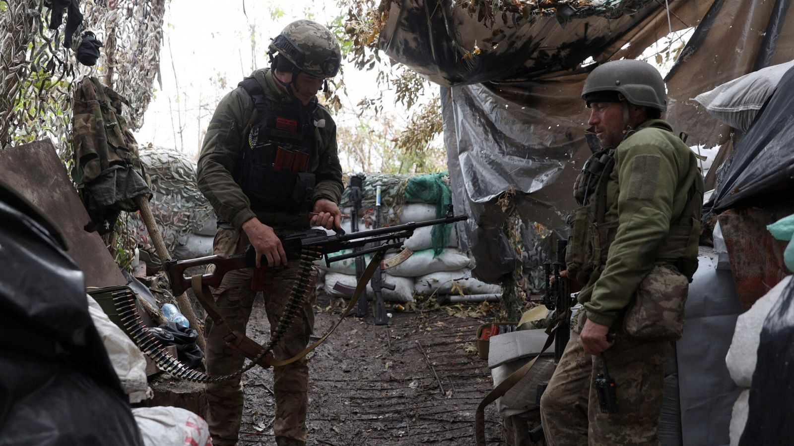 Soldados ucranianos en una trinchera en la línea del frente en la región de Donetsk