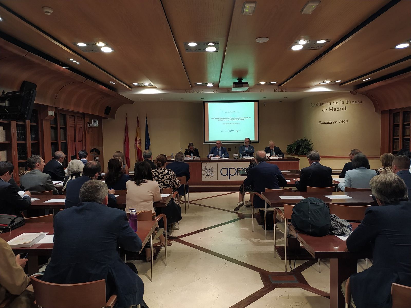 Presentación en la Asociación de la Prensa de Madrid del libro 'Lucha contra las campañas de desinformación en el ámbito de la seguridad nacional. Propuestas de la sociedad civil'