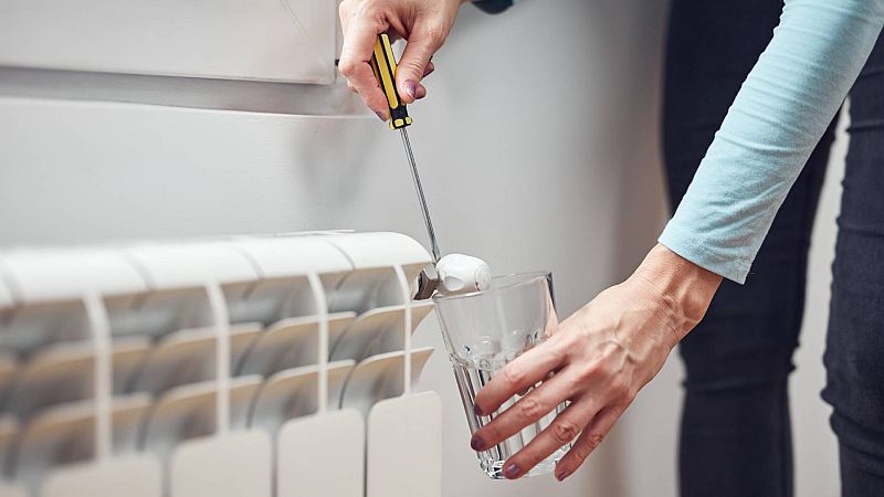 Una mujer purgando un radiador