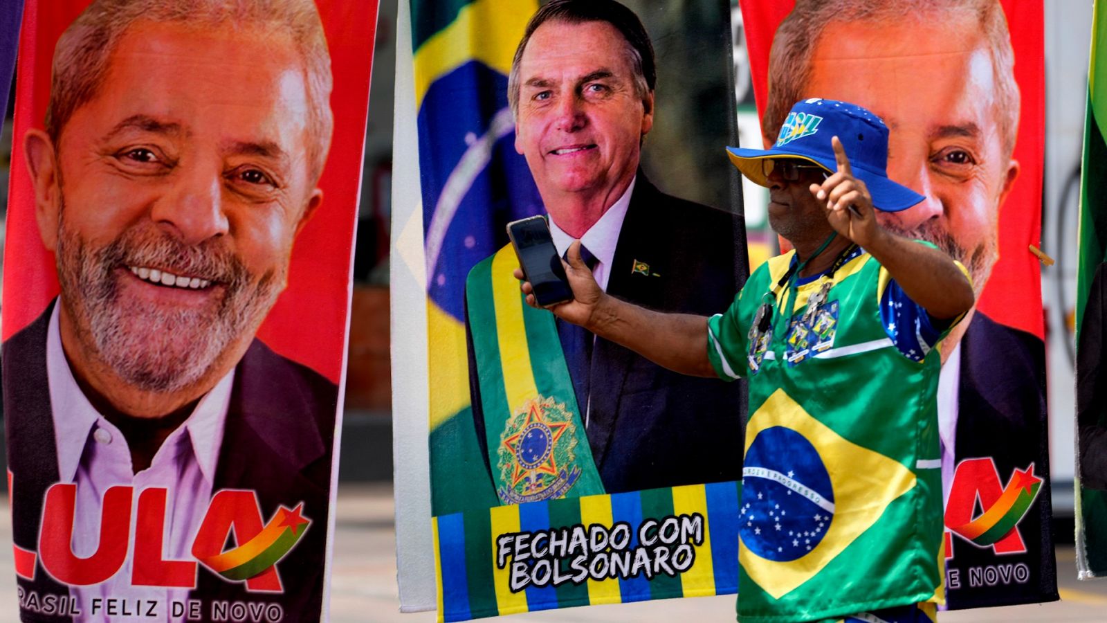 Toallas con los carteles de los candidatos a la presidencia en Brasil