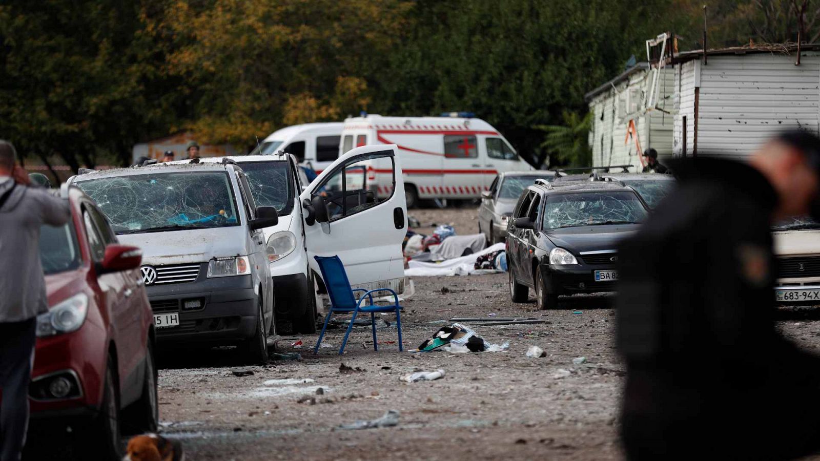 Vehículos destruidos en Zaporiyia donde un convoy de civiles fue alcanzado por un misil ruso