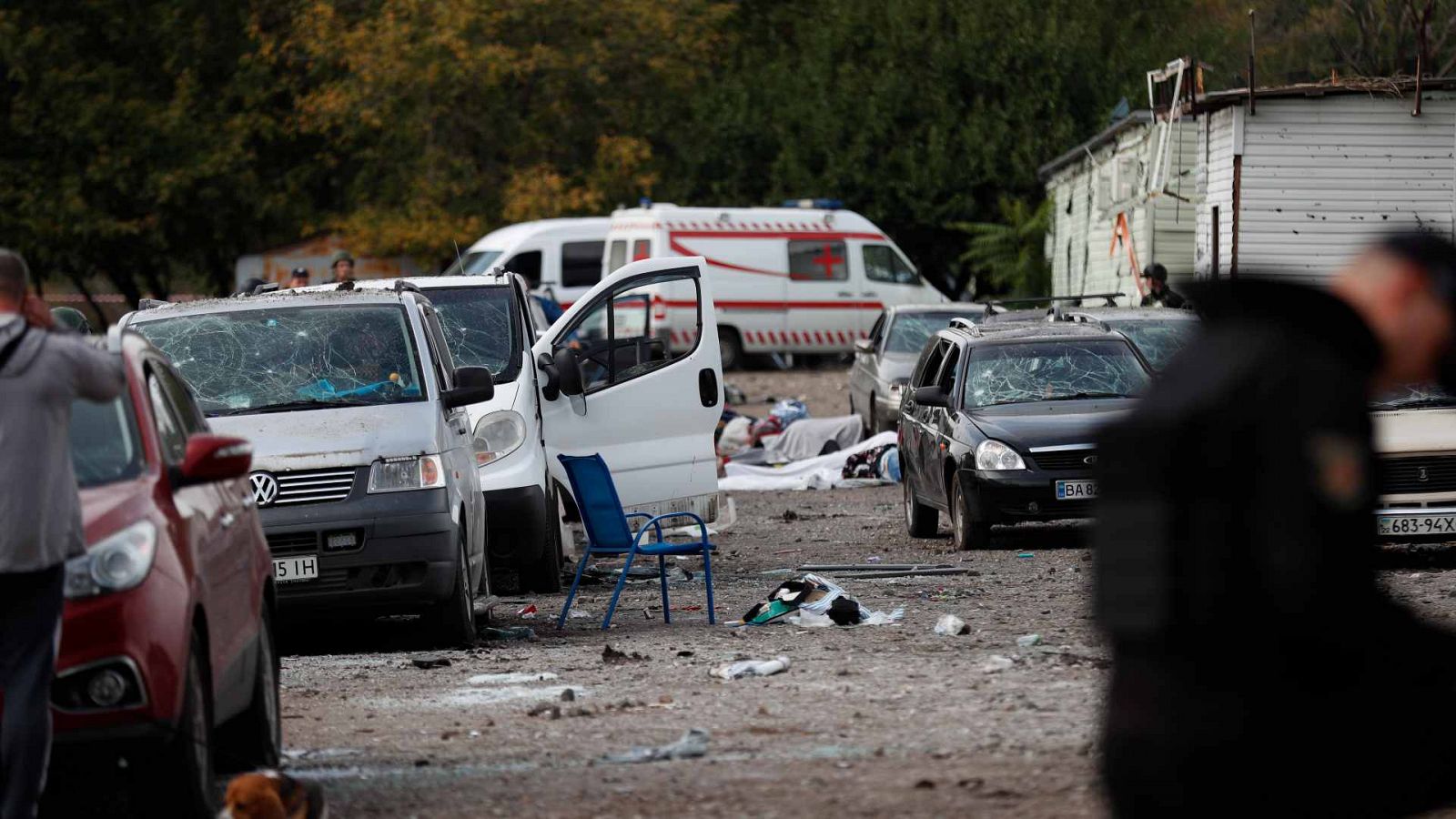 Vehículos destruidos en Zaporiyia donde un convoy de civiles fue alcanzado por un misil ruso.