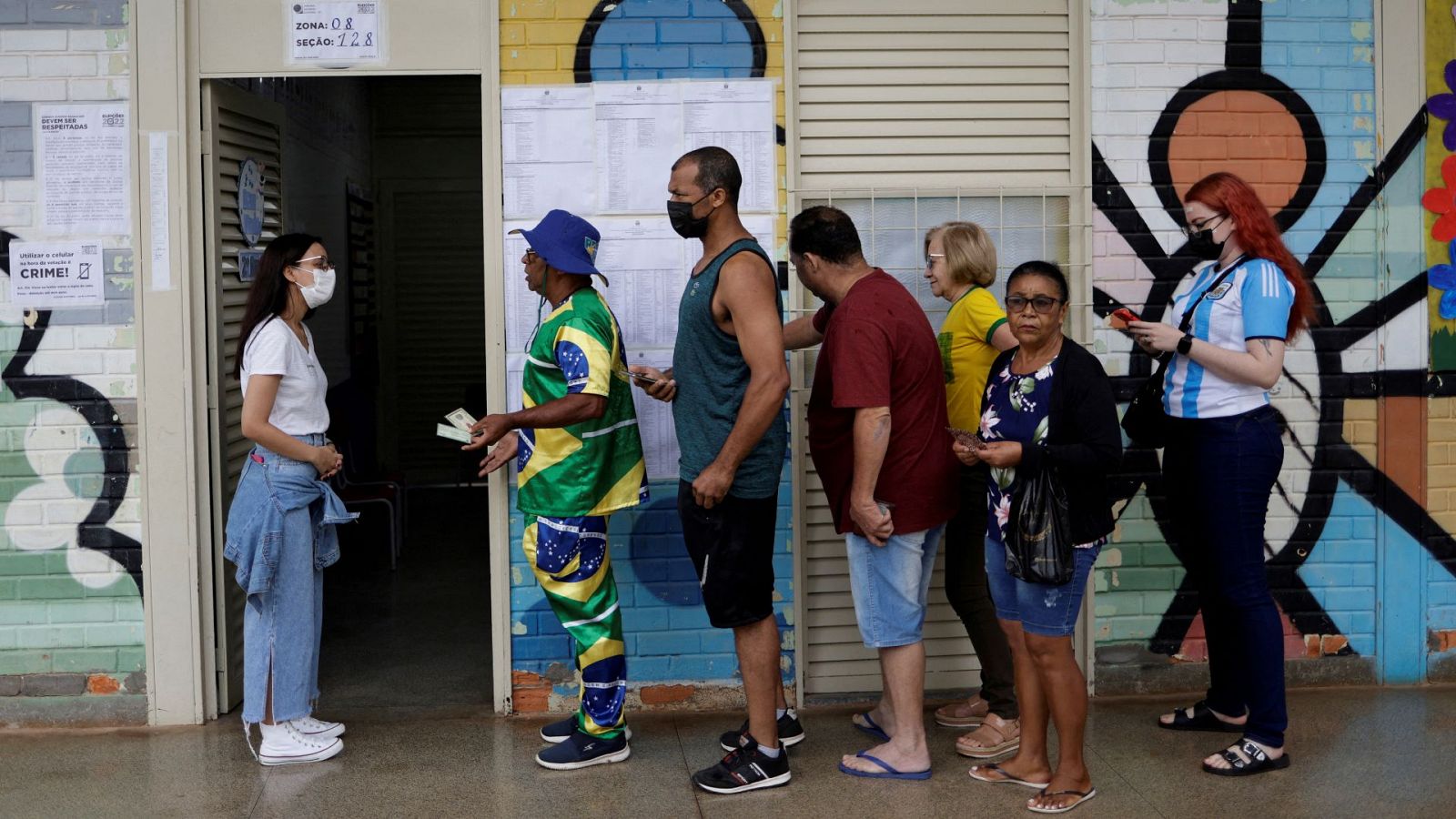 Ciudadanos esperan para votar en un colegio de Brasilia