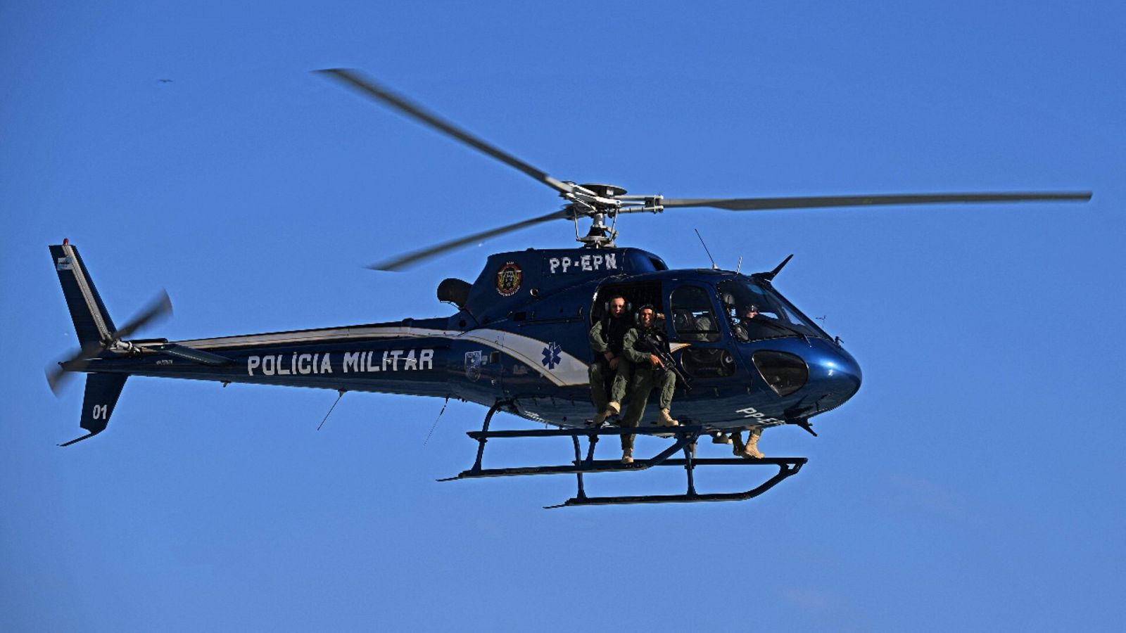 Un helicóptero de la policía militar sobrevolando Río de Janeiro.