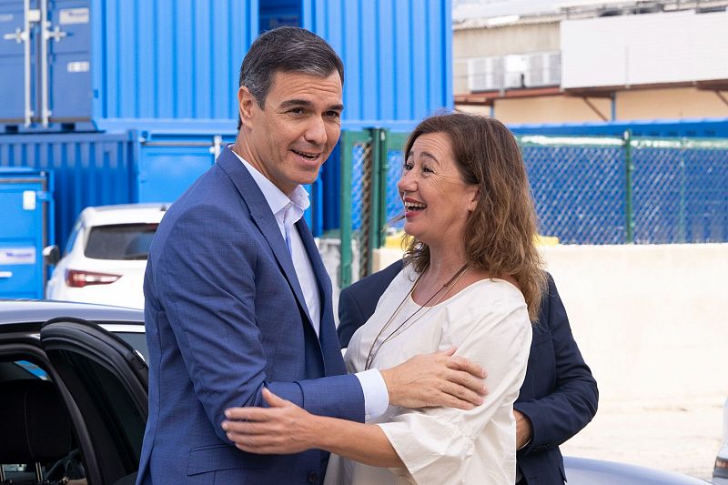 El president del Govern Central, Pedro Sánchez, saluda a la presidenta del Govern balear, Francina Armengol, mentre visiten les instal·lacions de l'empresa CAROB.