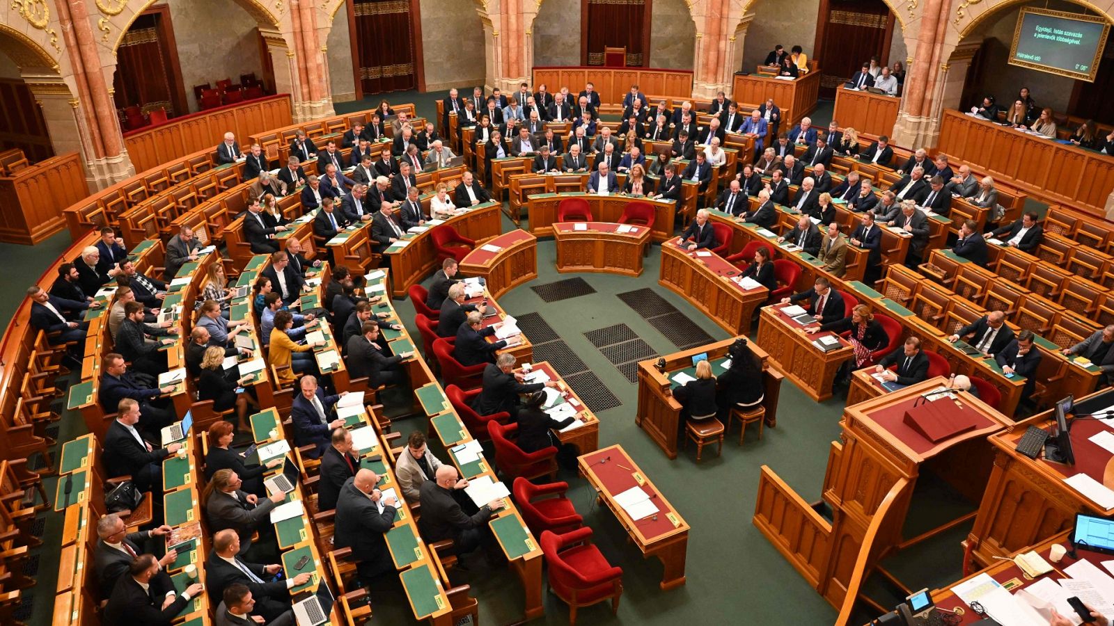 Los diputados votan en la sala principal del edificio del Parlamento en Budapest