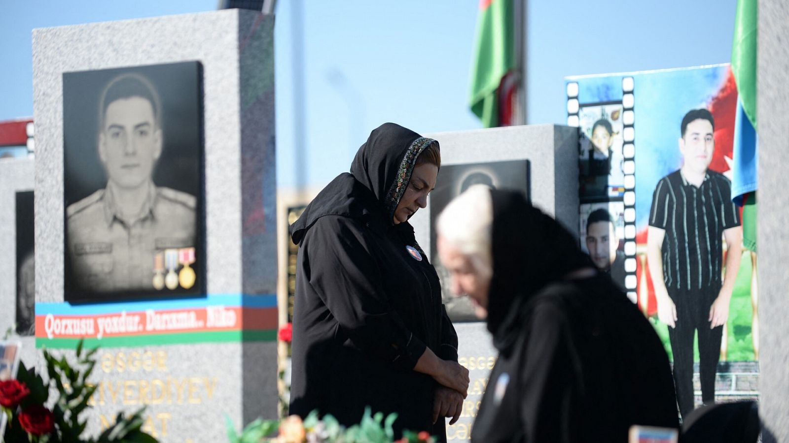 Un grupo de personas visita un cementerio militar en Bakú, Azerbaiyán