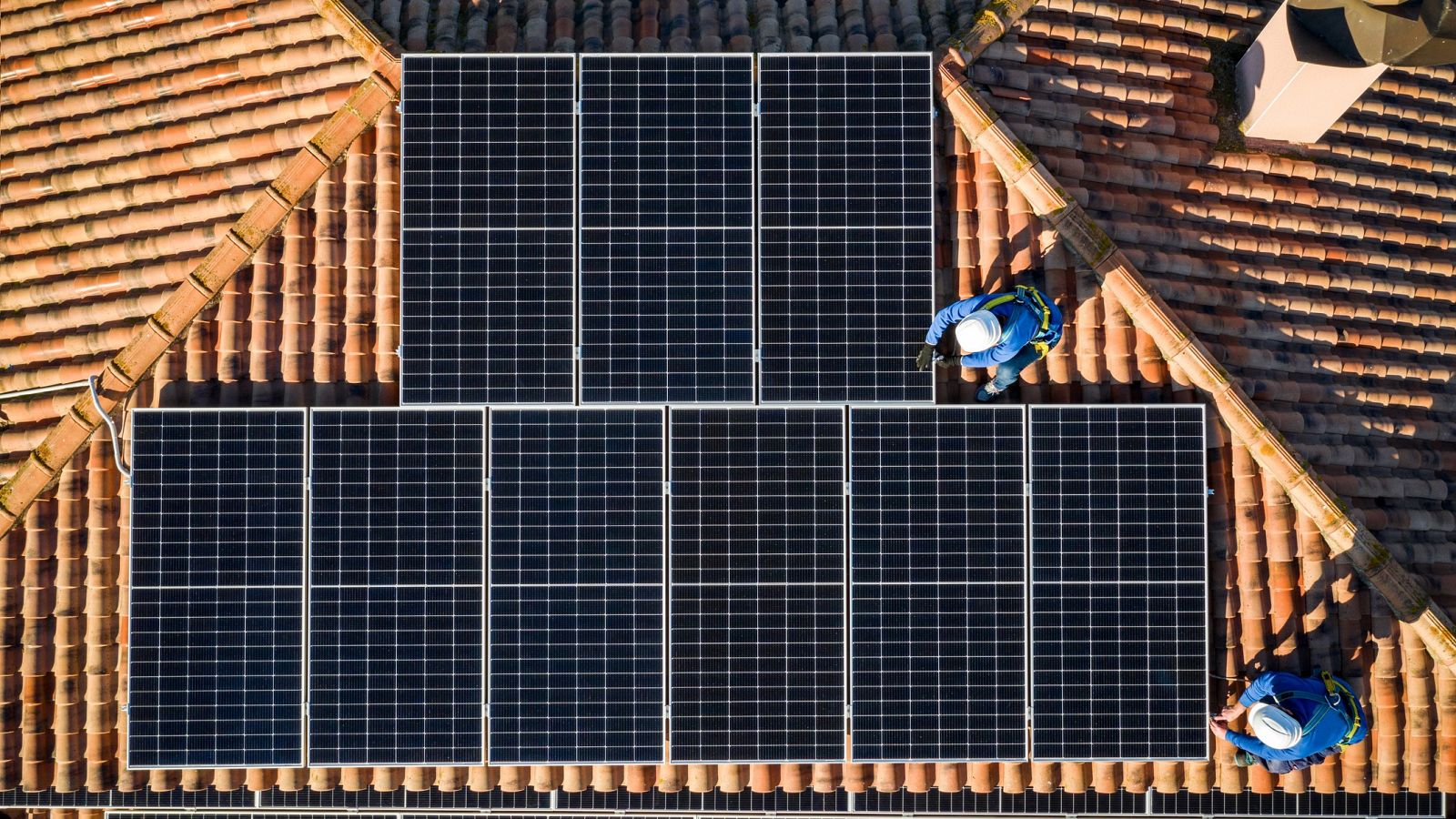 Instalación de placas solares en un tejado