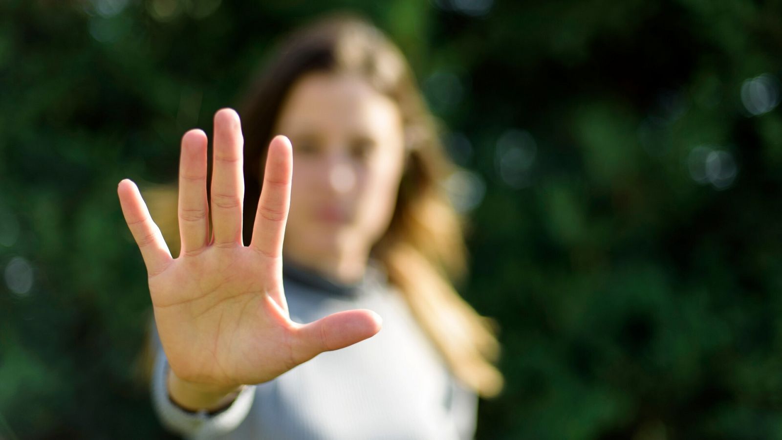 Una mujer enseña la palma de la mano en señal de protesta contra la violencia machista