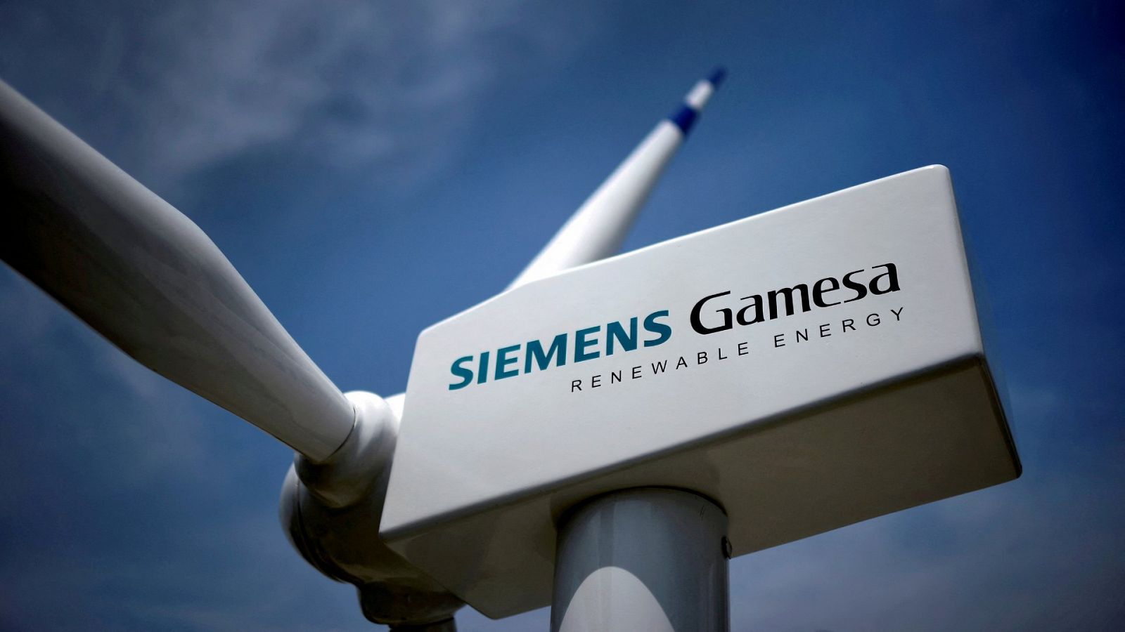 Un aerogenerador con el logotipo de Siemens Gamesa