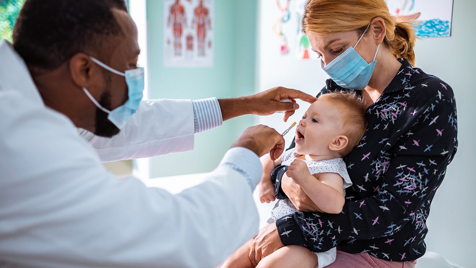 La aplicación de la vacuna solo puede hacerse por un profesional sanitario.