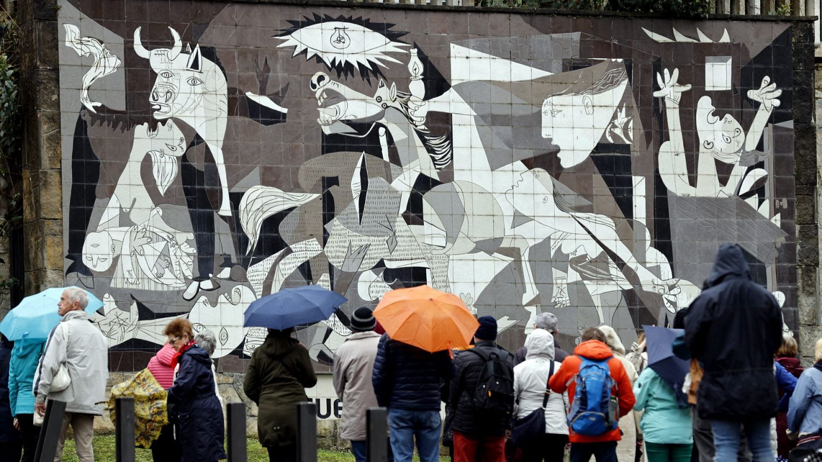 Turistas observan el cuadro Gernika de Pablo Picasso en la localidad vizcaína 