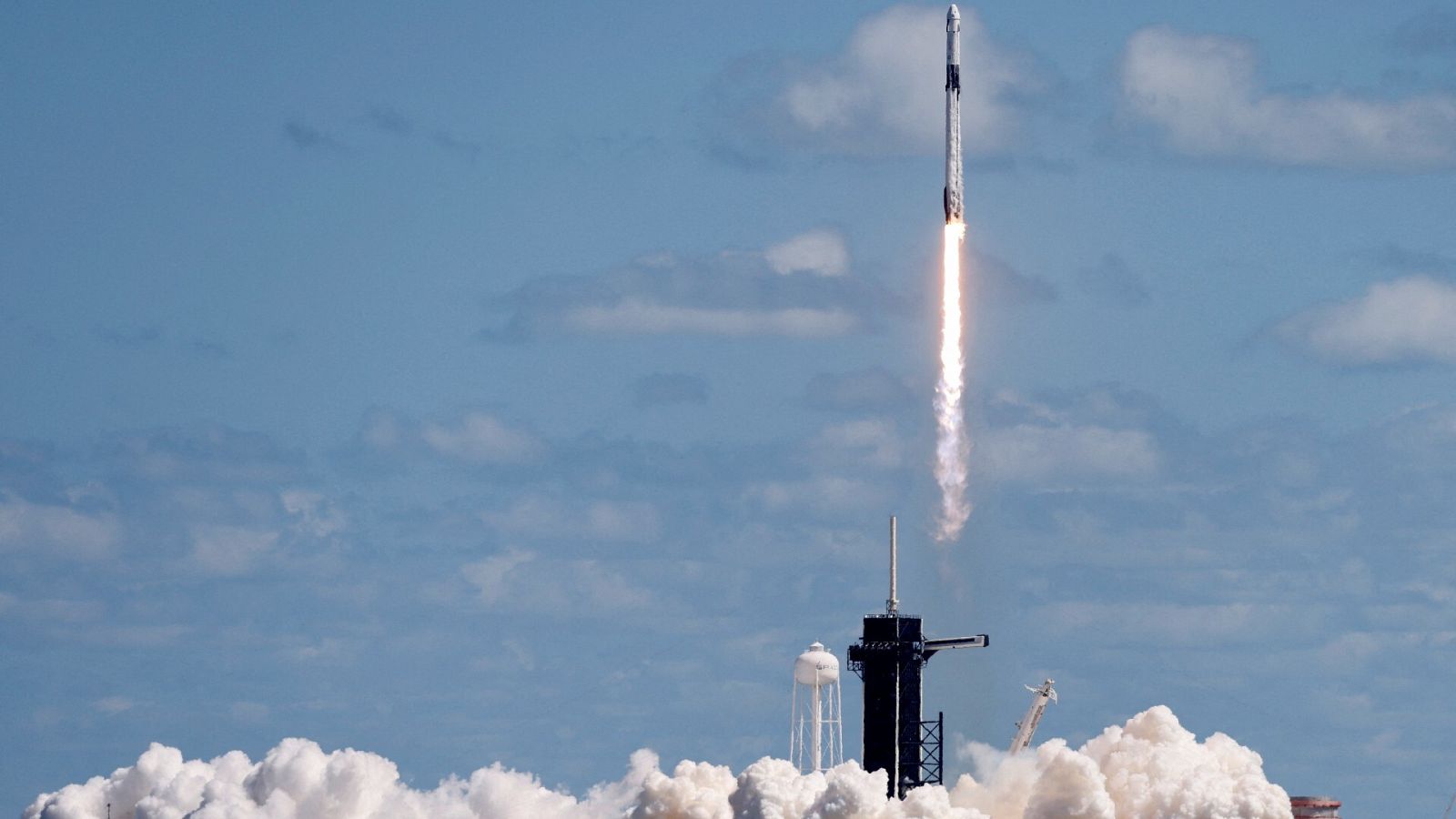 Un cohete Falcon 9 de SpaceX con la cápsula Dragon se lanza desde la plataforma 39A en la misión Crew-5