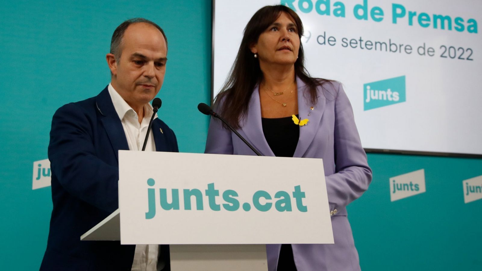 El secretario general de JxCat Jordi Turull (i) y la presidenta del partido, Laura Borràs (d)