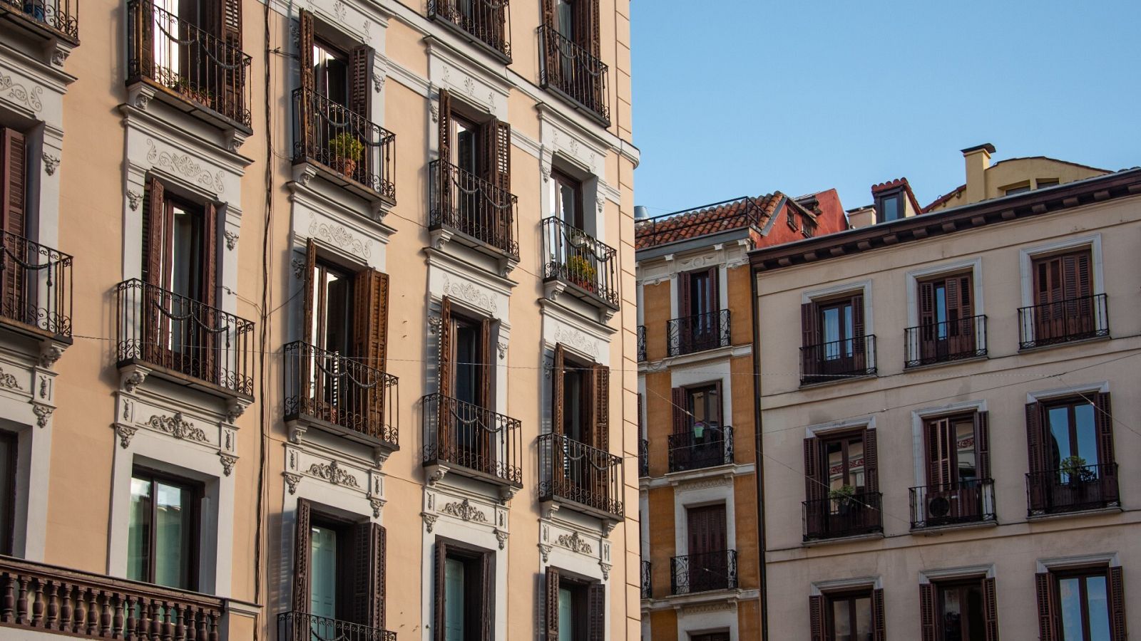 La Comunidad de Madrid no facturará el agua de los propietarios de viviendas ocupadas