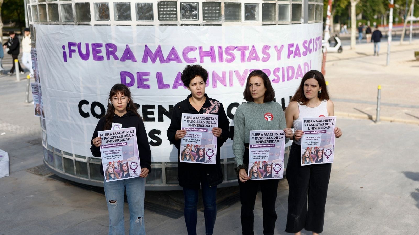 Concentración convocada por el Sindicato de Estudiantes en protesta por los gritos machistas de residentes del Colegio Mayor Elías Ahuja