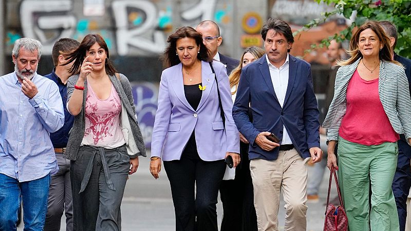 La presidenta de JxCat Laura Borràs (c) acompañada de dirigentes de su partido