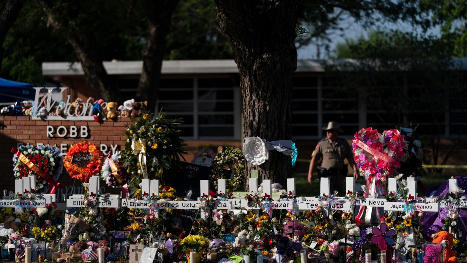 Imagen de archivo de cruces y flores para homenajear a las víctimas del tiroteo en la entrada de la escuela primaria Robb en Uvalde, Texas.
