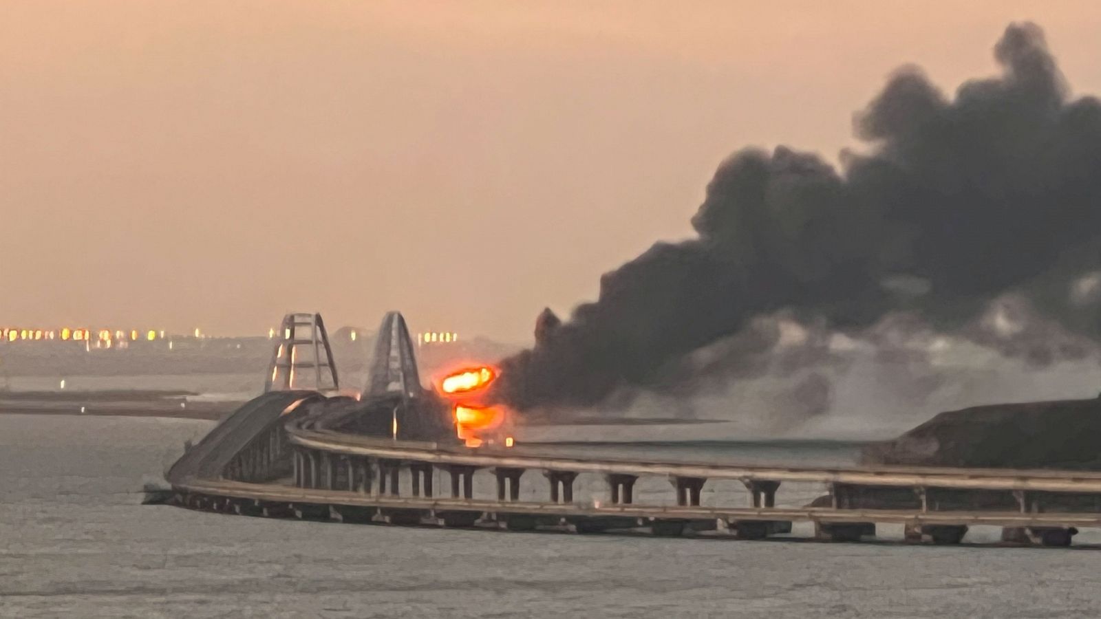 Guerra de Ucrania | Una explosión causa un incendio en el estratégico puente de Crimea