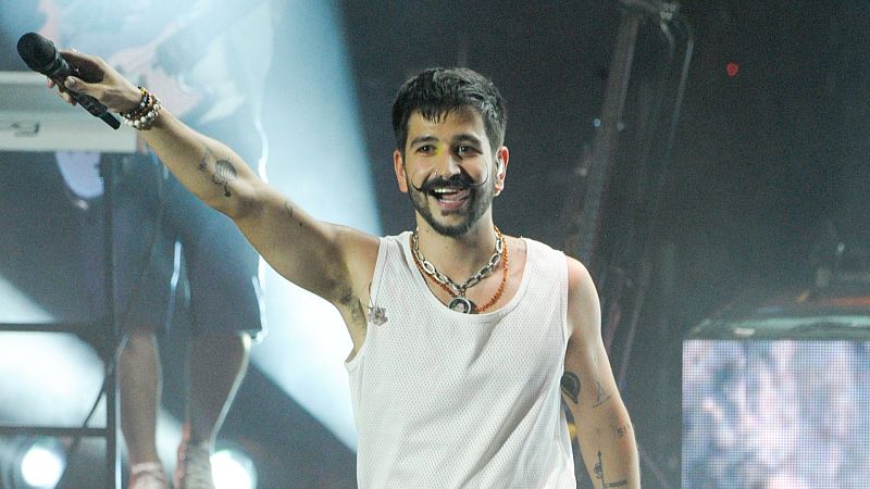 El cantante Camilo en un concierto con el micrófono en la mano