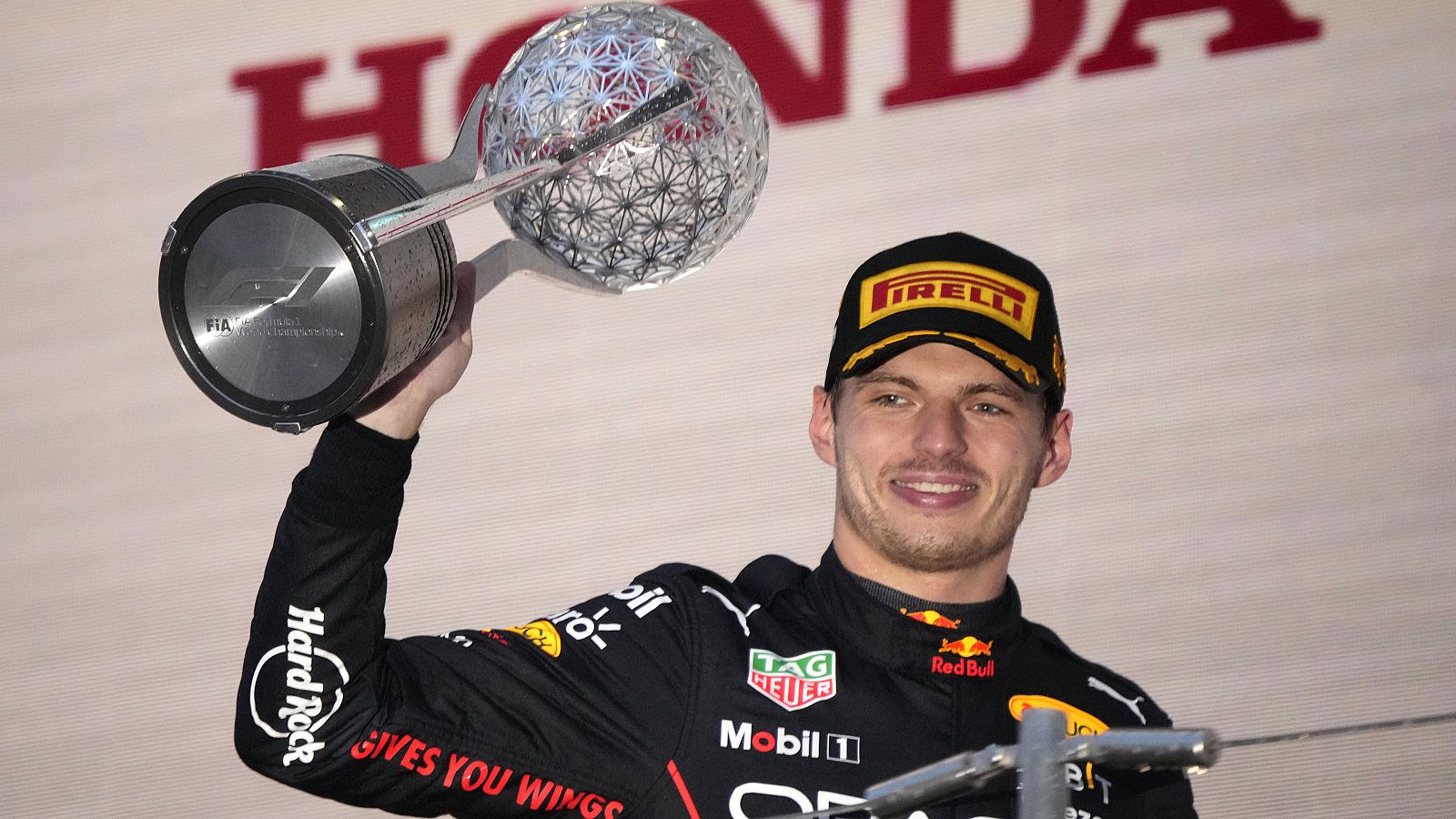 Max Verstappen celebra su nuevo titulo mundial en Japón.