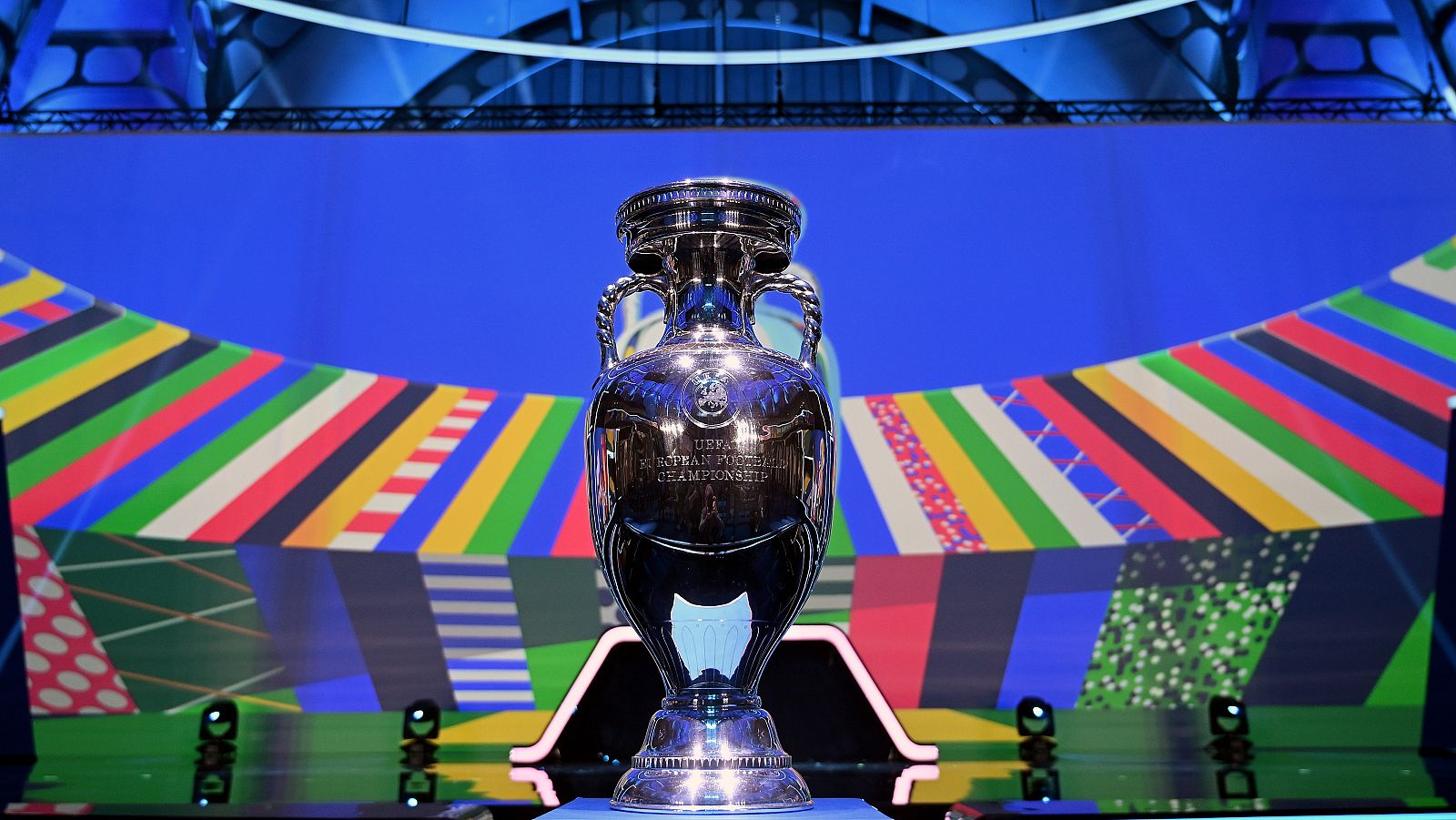 El trofeo de la Eurocopa ha presidido el sorteo de la fase de clasificación para Alemania 2024.