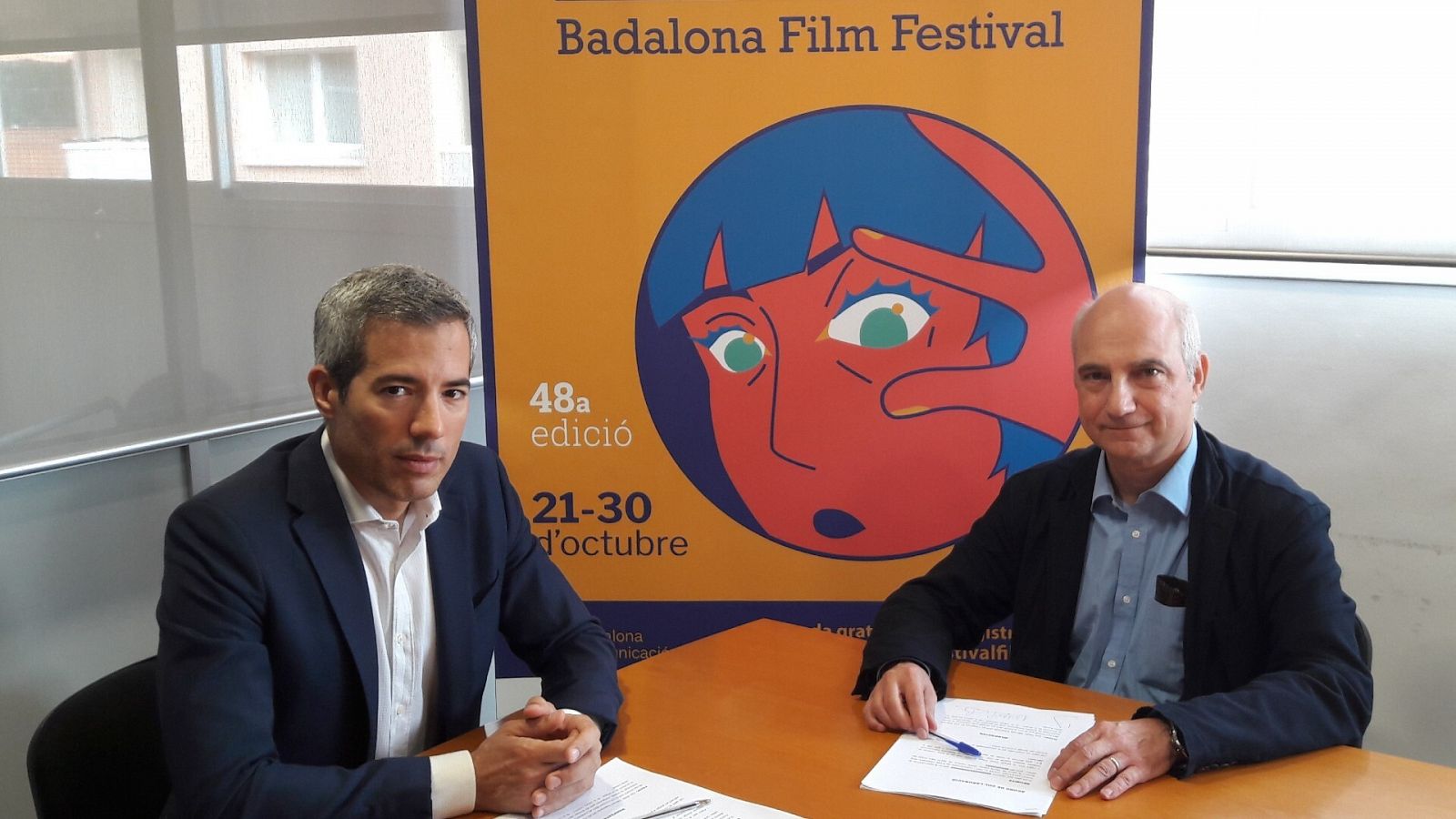 El director de RTVE Catalunya, Oriol Nolis, i el conseller delegat de Badalona Comunicació, Josep Viñeta Balsells signant el conveni de col·laboració per ser patrocinador oficial del festival FILMETS