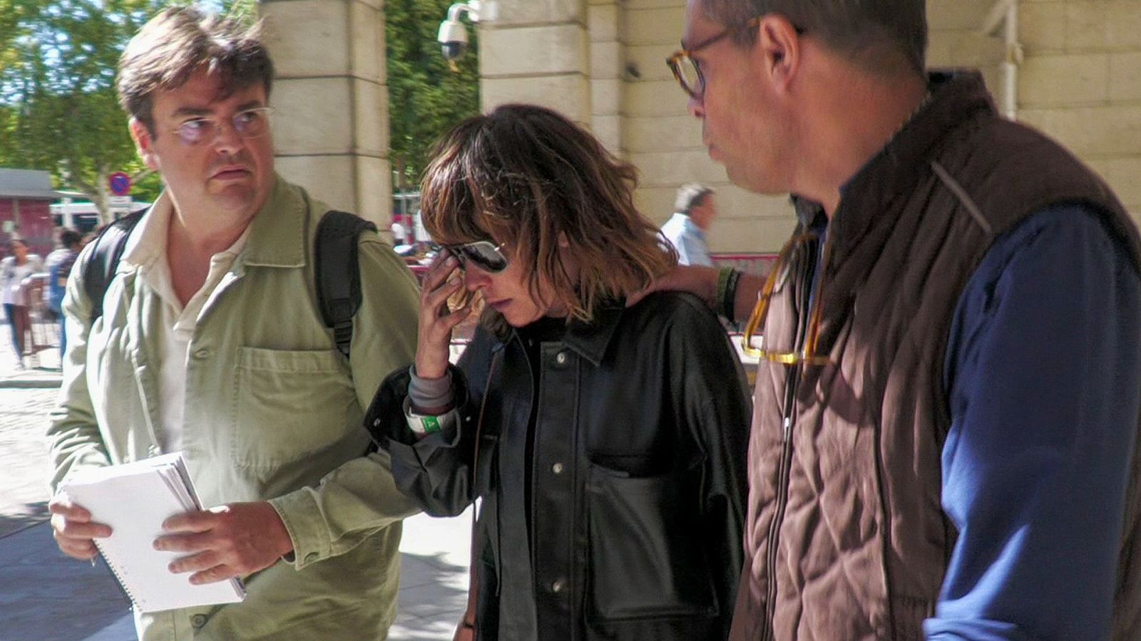 La actriz María León (c) saliendo del Juzgado de guardia de Sevilla