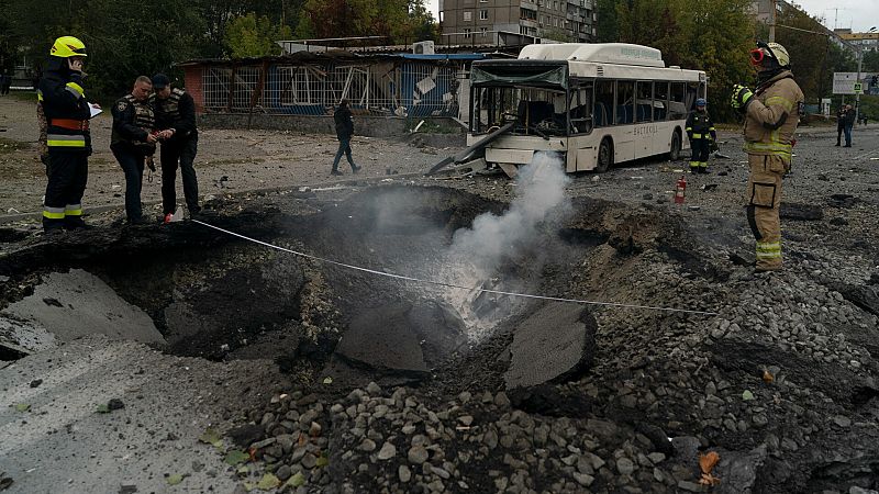 Cráter formado por el lanzamiento de un misil ruso sobre la ciudad ucraniana de Dnipro