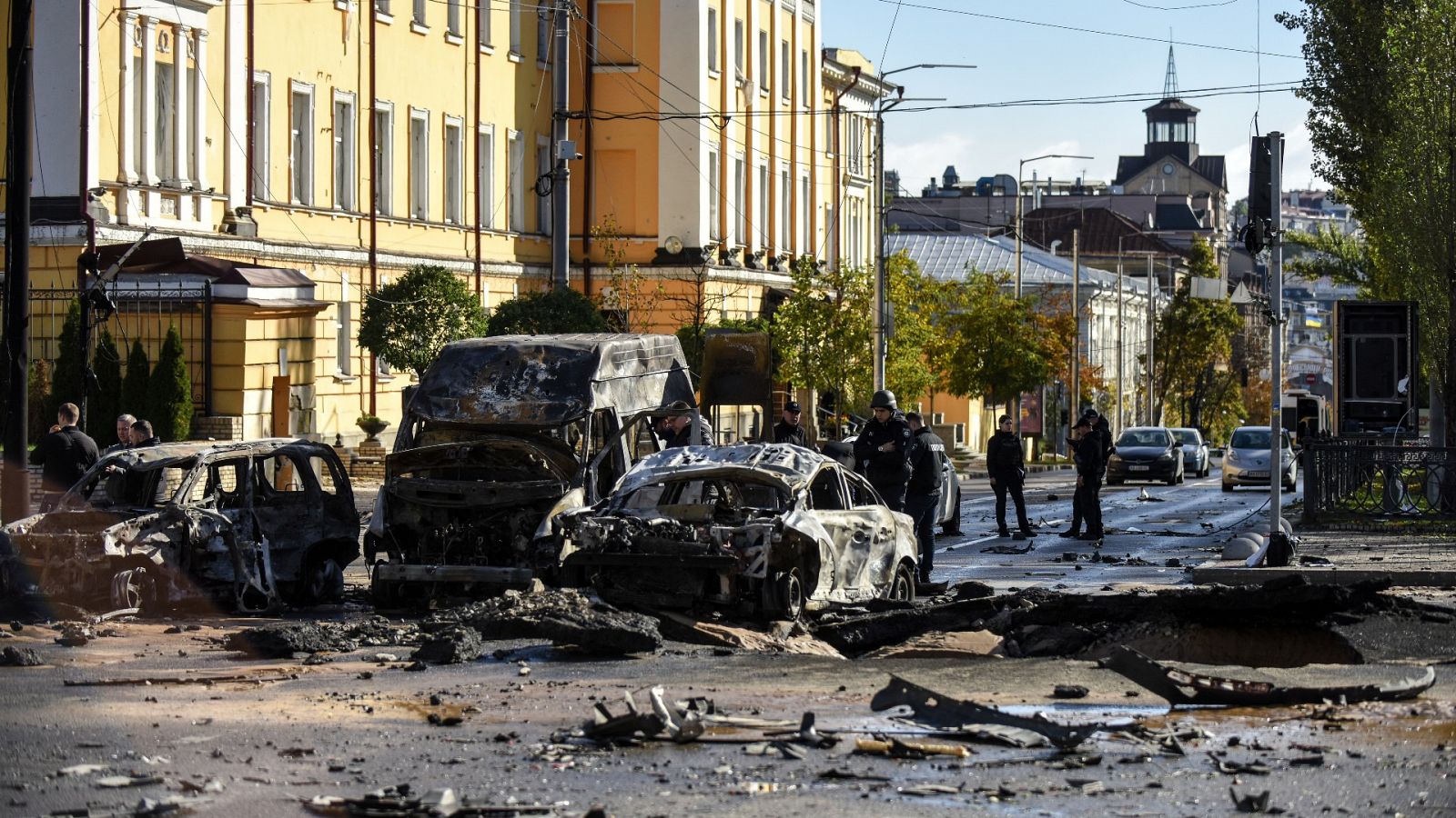 Vehículos destruidos en Kiev tras un ataque de las tropas rusas