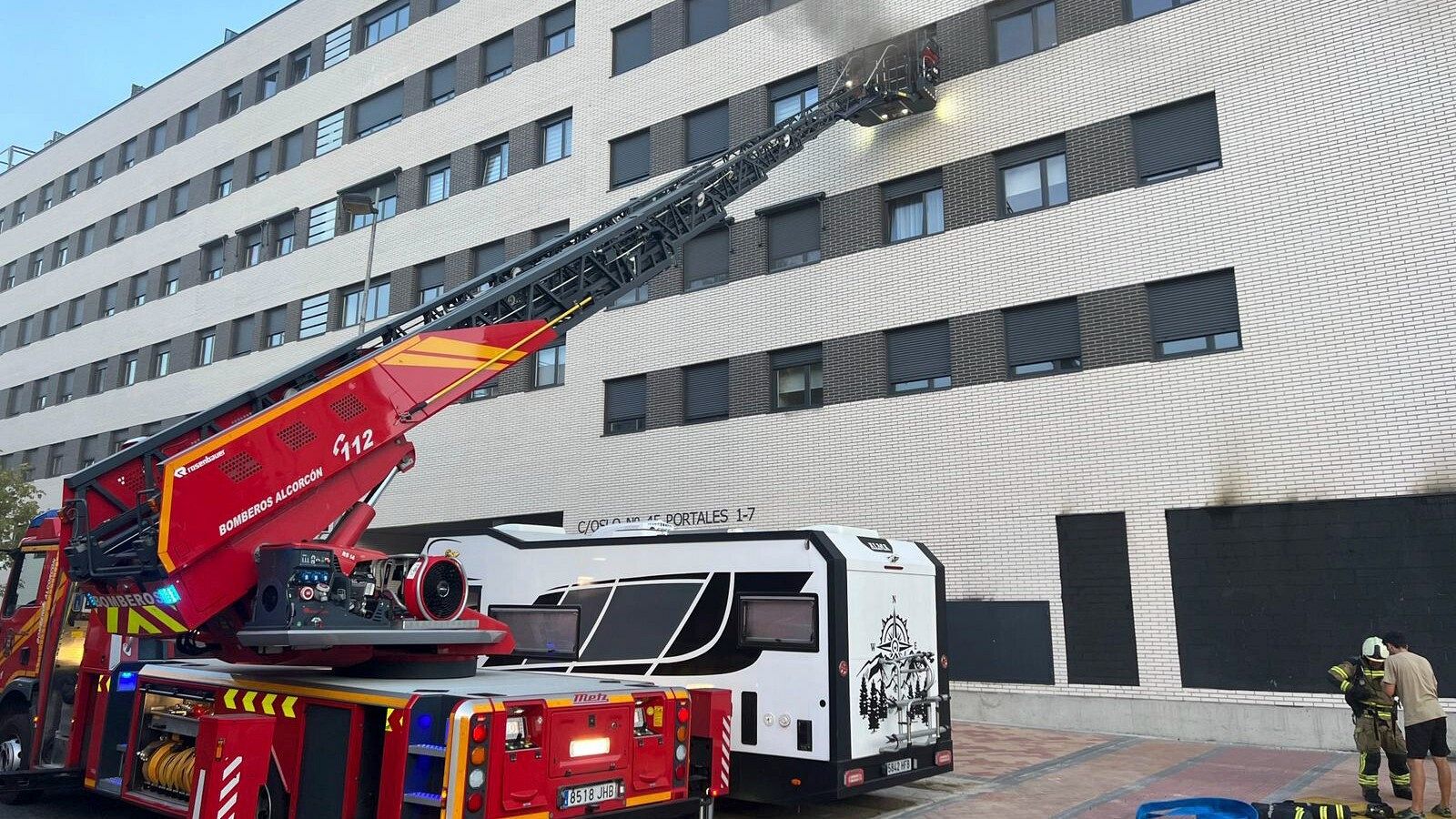 Los bomberos trabajan en las labores de extinción tras el incendio en Alcorón el pasado jueves