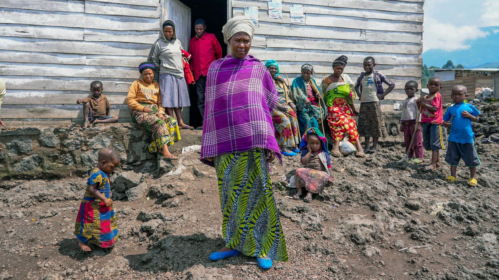 Una desplazada interna delante de un refugio temporal en la RD del Congo