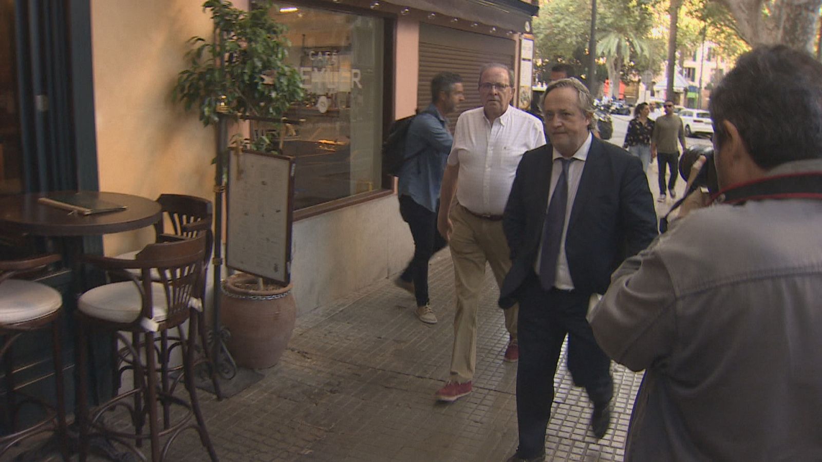 José María Rodríguez, acompanyat del seu advocat, en sortir de l'edifici judicial de la plaça del Mercat