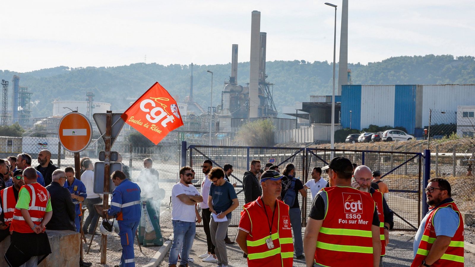 Un grupo de trabajadores protesta frente a la refinería de TotalEnergies en La Mede, Francia