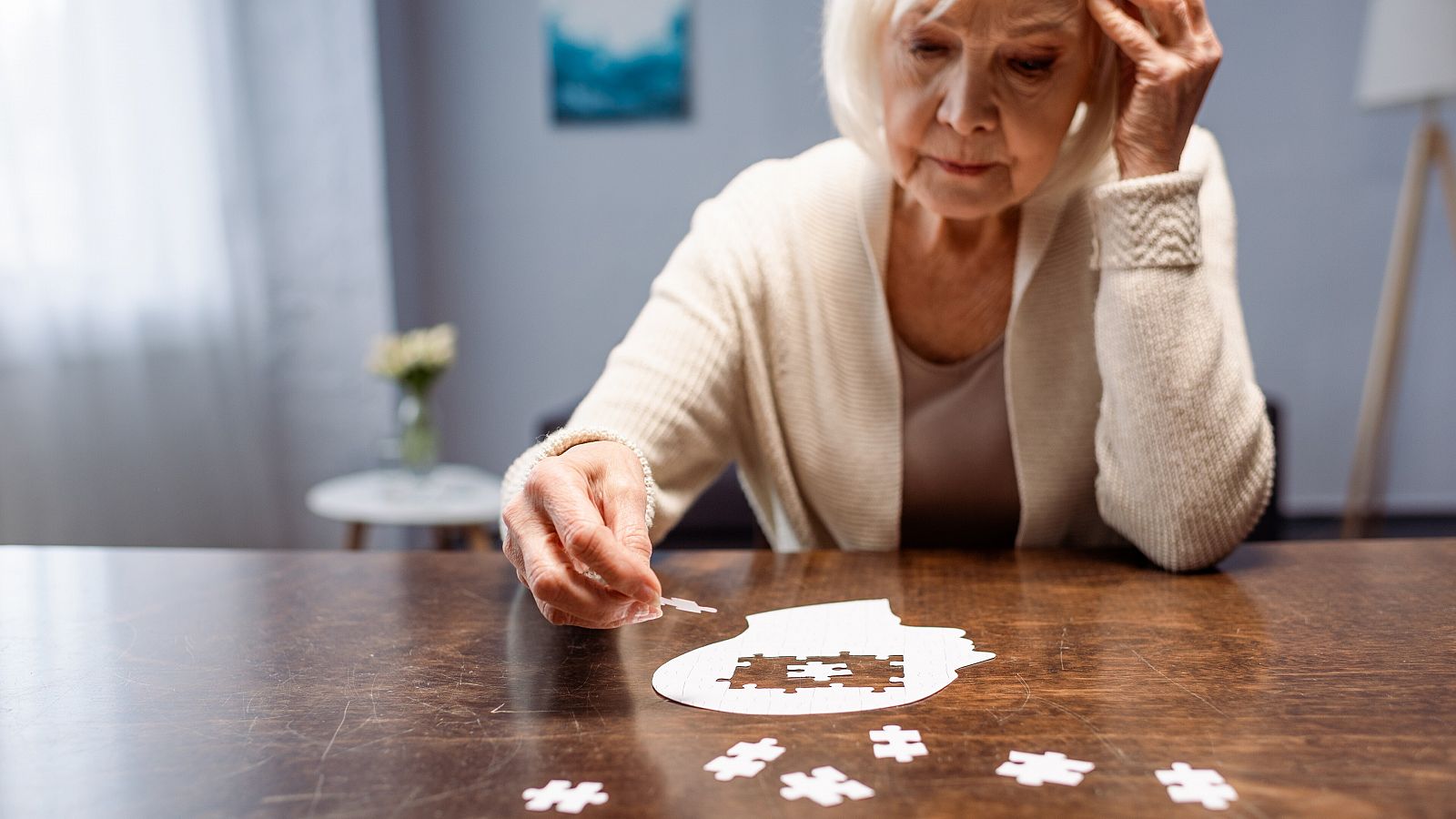 La mayor longevidad o los cambios hormonales podrían explicar por qué las mujeres son más propensas a padecer alzhéimer.