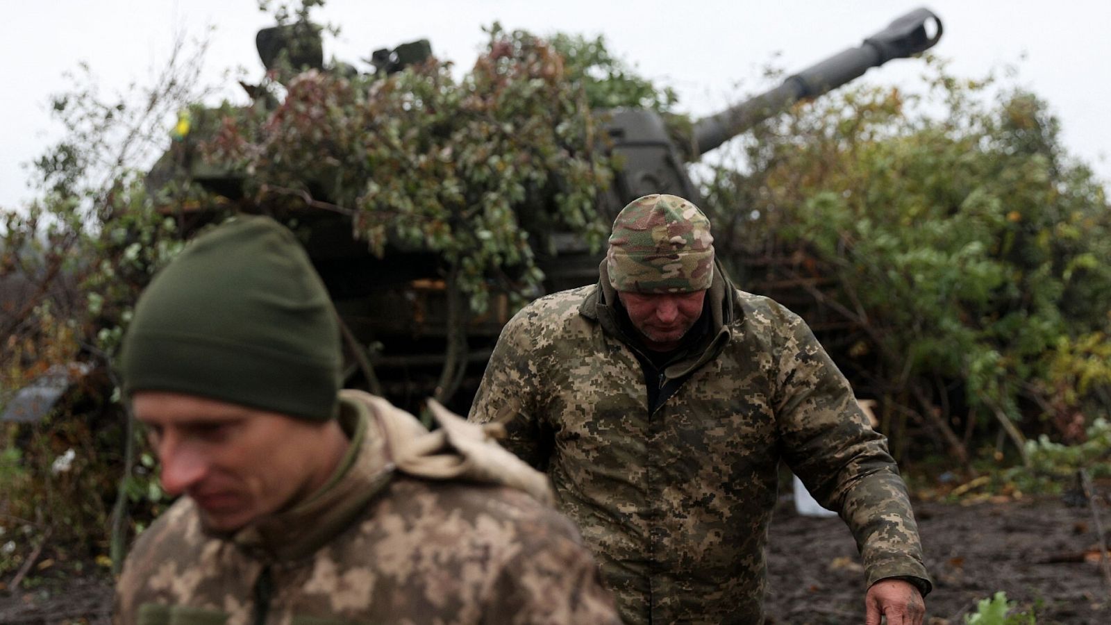 Unos soldados ucranianos salen de un tanque