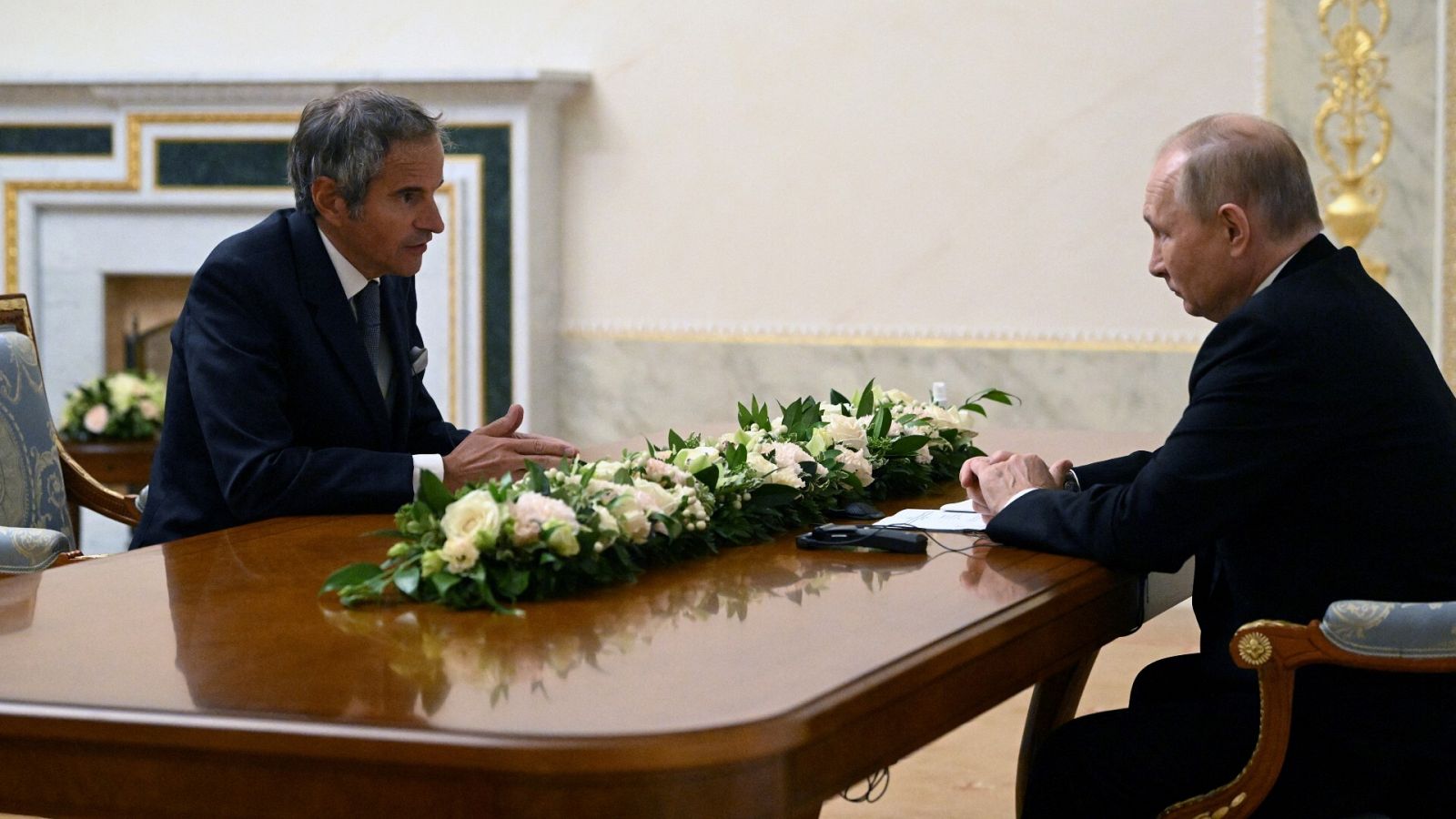 Rafel Grossi y Vladímir Putin durante su reunión este martes en Rusia