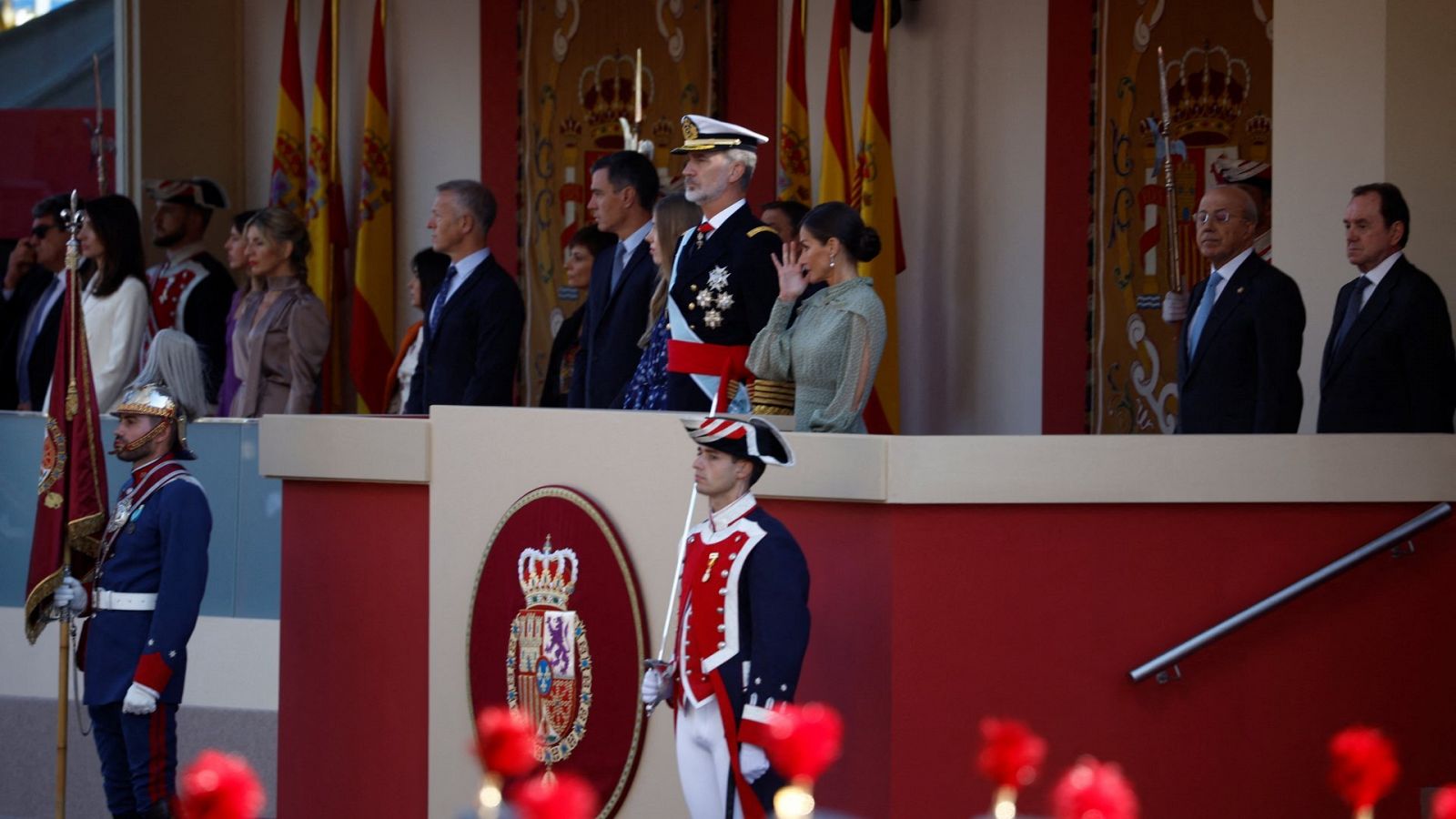 El rey Felipe VI y la reina Letizia presiden el desfile por el Día de la Fiesta Nacional en Madrid, junto al presidente del Gobierno, Pedro Sánchez