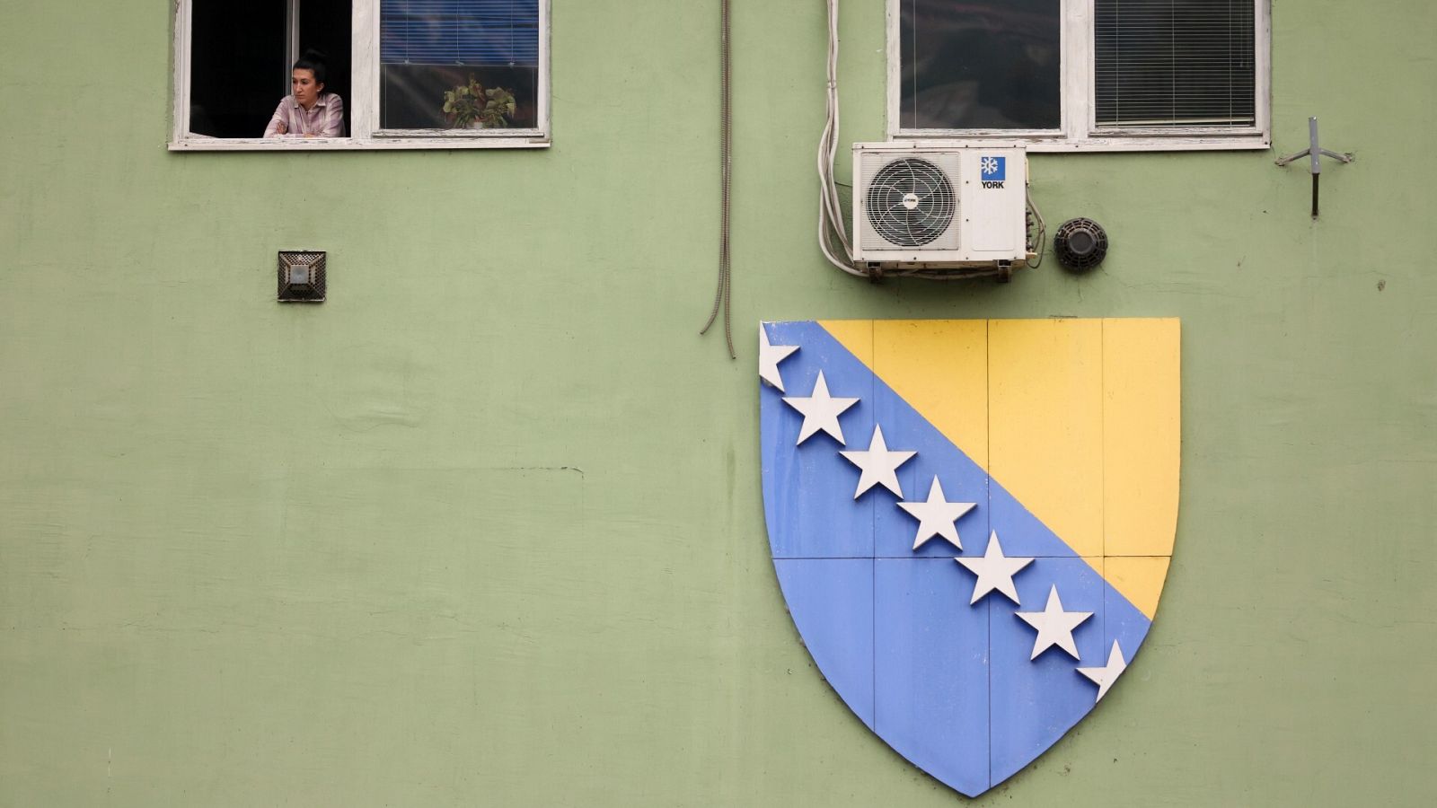 Un escudo con la bandera de Bosnia y Herzegovina en un edificio de Sarajevo. Foto: AP Photo/Armin Durgut