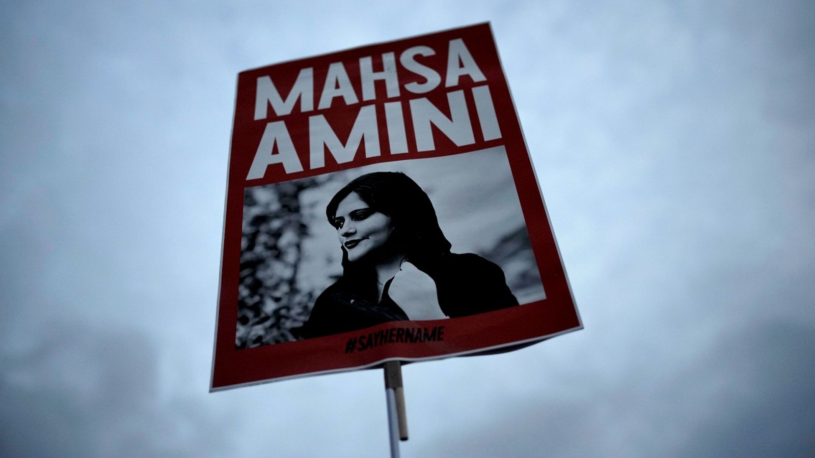 Cartel con la imagen de Mahsa Amini fotografiado en una protesta en Berlín (Alemania) por la muerte de la joven iraní