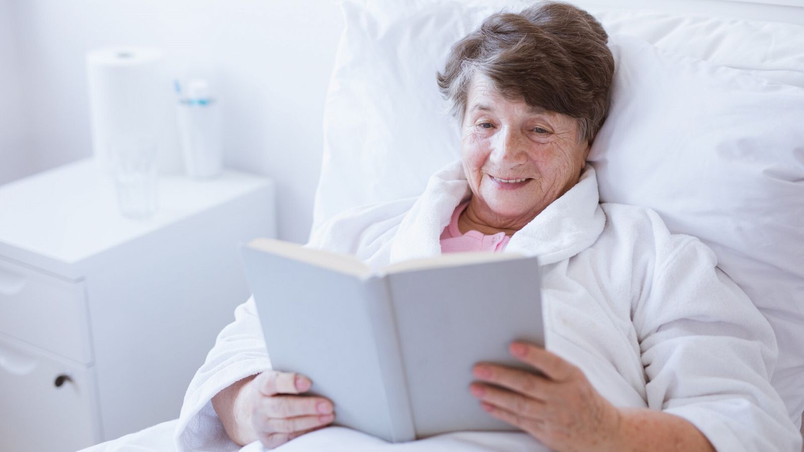 Imagen de mujer leyendo un libro