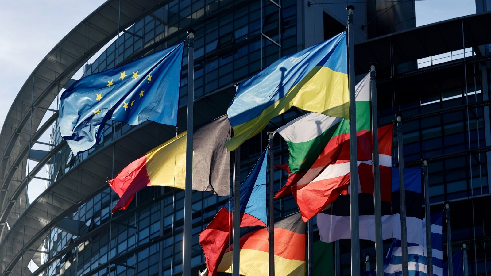 La bandera ucraniana fuera del Parlamento Europeo junto al resto de banderas de países miembro