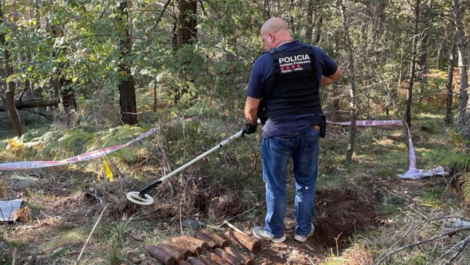 Especialistas de los TEDAX de los Mossos, en el lugar del hallazgo de los explosivos.