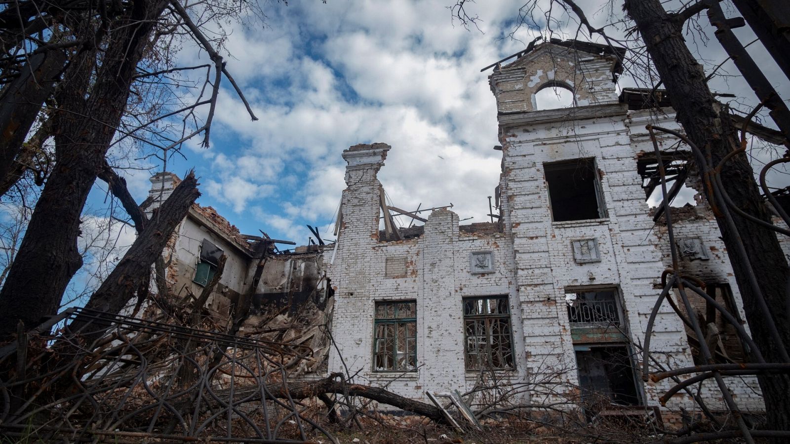 Una escuela destruida en Vuzlovyi, en la región de Járkov