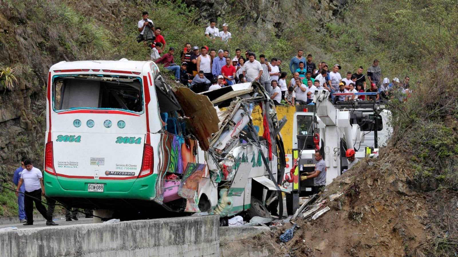 Una imagen del autobús siniestrado horas después del accidente en una carretera del departamento colombiano de Nariño, fronterizo con Ecuador.