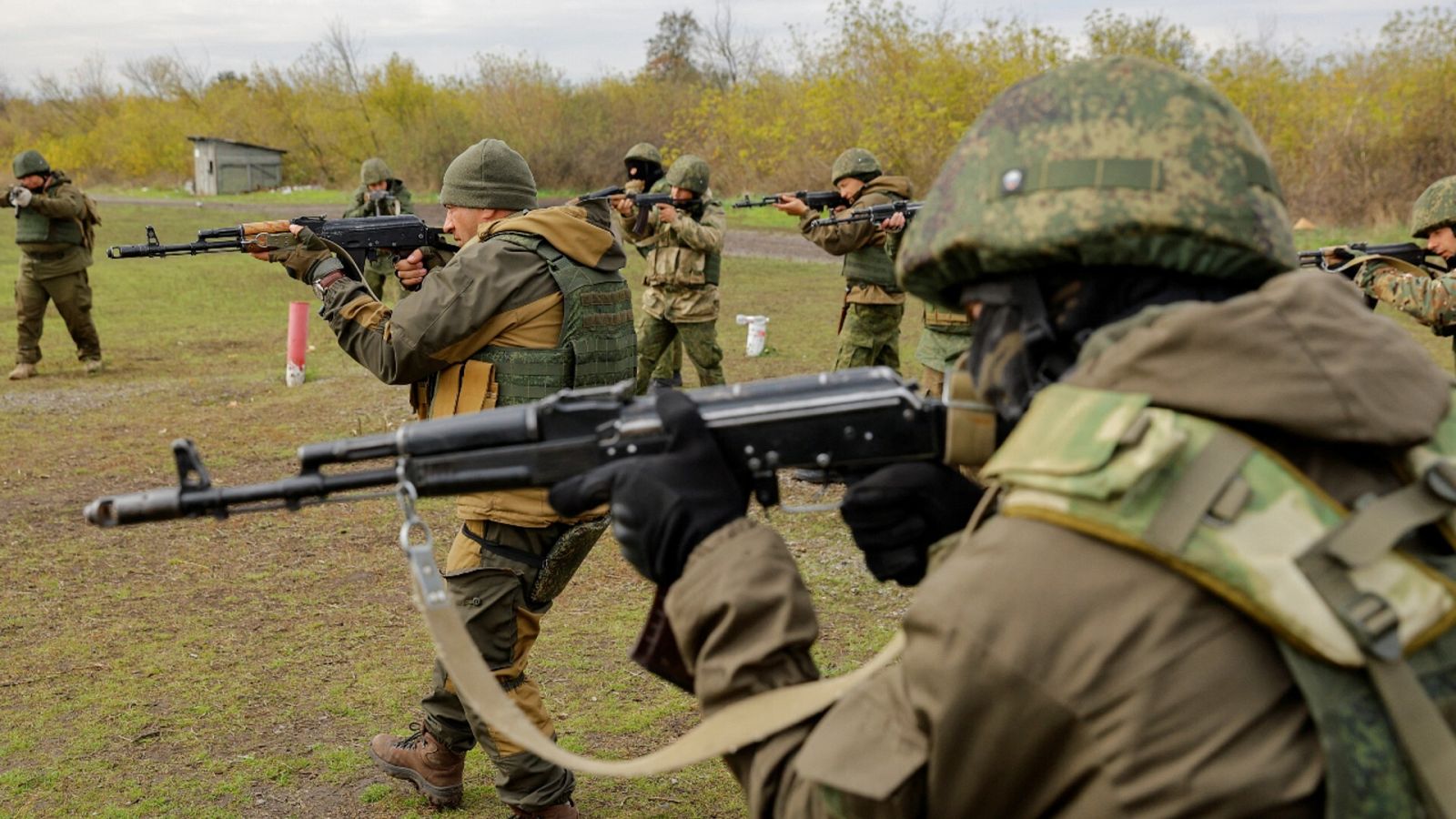 Una imagen de archivo de reservistas rusos recién movilizados entrenando en un campo de tiro.