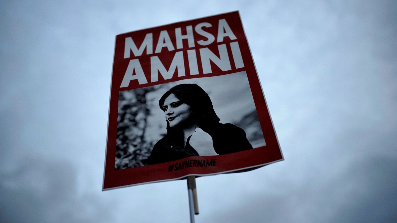 Pancarta con una foto de Mahsa Amini